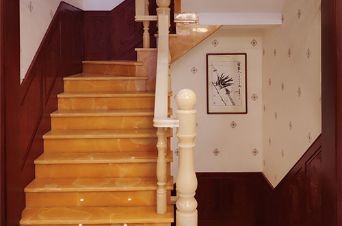 阿克塞中式别墅室内汉白玉石楼梯的定制安装装饰效果